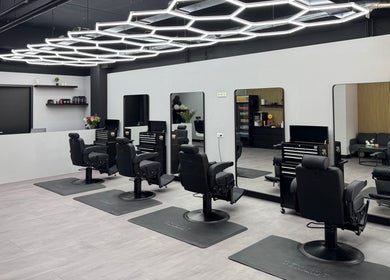 Interieur van Barbershop Marvora in Bergeijk, Noord-brabant, NL met stijlvolle kappersstoelen en moderne inrichting.