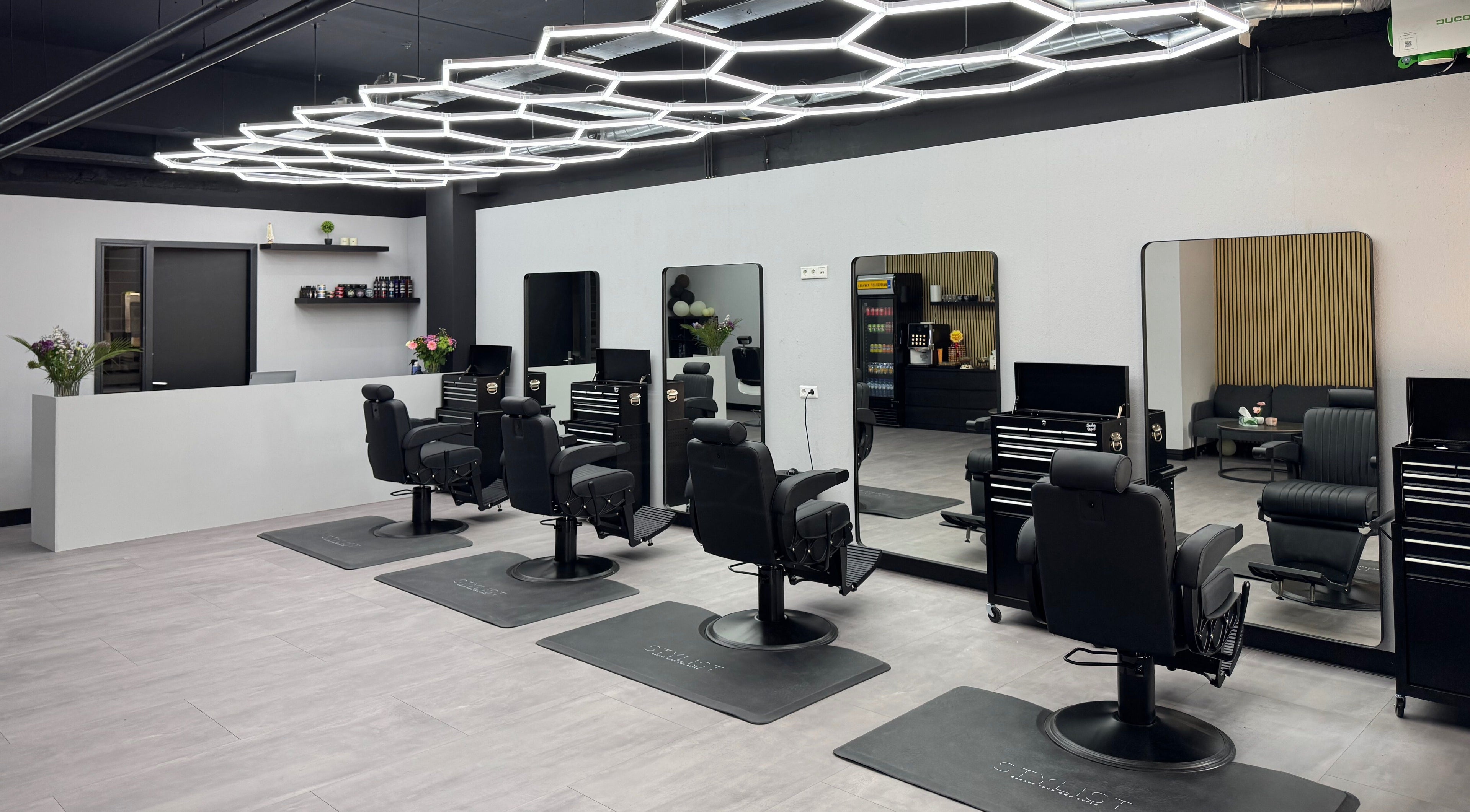 Interieur van Barbershop Marvora in Bergeijk, Noord-brabant, NL met stijlvolle kappersstoelen en moderne inrichting.