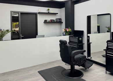 Interieur van Barbershop Marvora in Bergeijk, Noord-brabant, NL. Moderne inrichting met comfortabele kappersstoel.