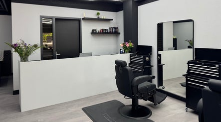 Interieur van Barbershop Marvora in Bergeijk, Noord-brabant, NL. Moderne inrichting met comfortabele kappersstoel.