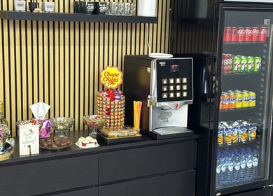 Drankjes en snacks bij Barbershop Marvora, Bergeijk, Noord-brabant, NL. Frisdrankenkoelkast en snacketafel.