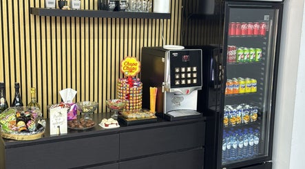 Drankjes en snacks bij Barbershop Marvora, Bergeijk, Noord-brabant, NL. Frisdrankenkoelkast en snacketafel.