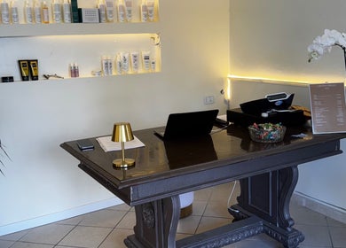 Reception di Kioma a Casale Monferrato, Piemonte, IT con prodotti di bellezza esposti e arredamento elegante.