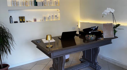 Reception di Kioma a Casale Monferrato, Piemonte, IT con prodotti di bellezza esposti e arredamento elegante.