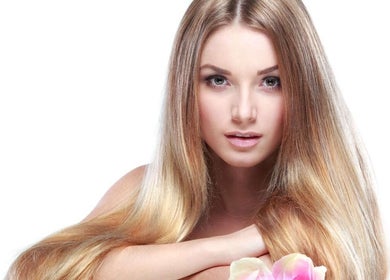 Ritratto di donna con lunghi capelli biondi e fiori a Kioma, Casale Monferrato, Piemonte, IT.
