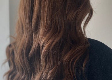 Zijdezachte bruine golvende lokken, gestyled bij bydina_haarstudio in Herentals, Vlaanderen, BE.