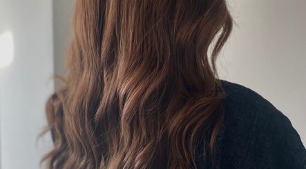 Zijdezachte bruine golvende lokken, gestyled bij bydina_haarstudio in Herentals, Vlaanderen, BE.