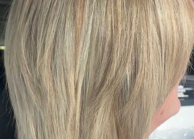 Frisse blonde kapsel bij bydina_haarstudio, Herentals, Vlaanderen, BE.