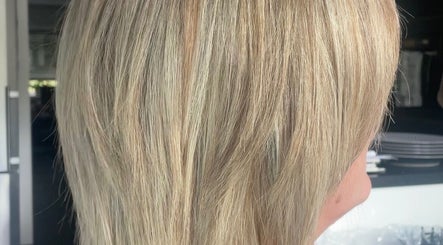 Frisse blonde kapsel bij bydina_haarstudio, Herentals, Vlaanderen, BE.