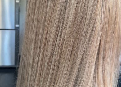Zijdezacht, blond haar gestyled bij bydina_haarstudio in Herentals, Vlaanderen, BE.