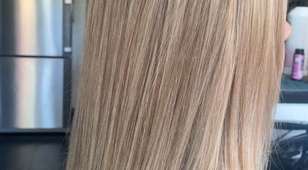Zijdezacht, blond haar gestyled bij bydina_haarstudio in Herentals, Vlaanderen, BE.