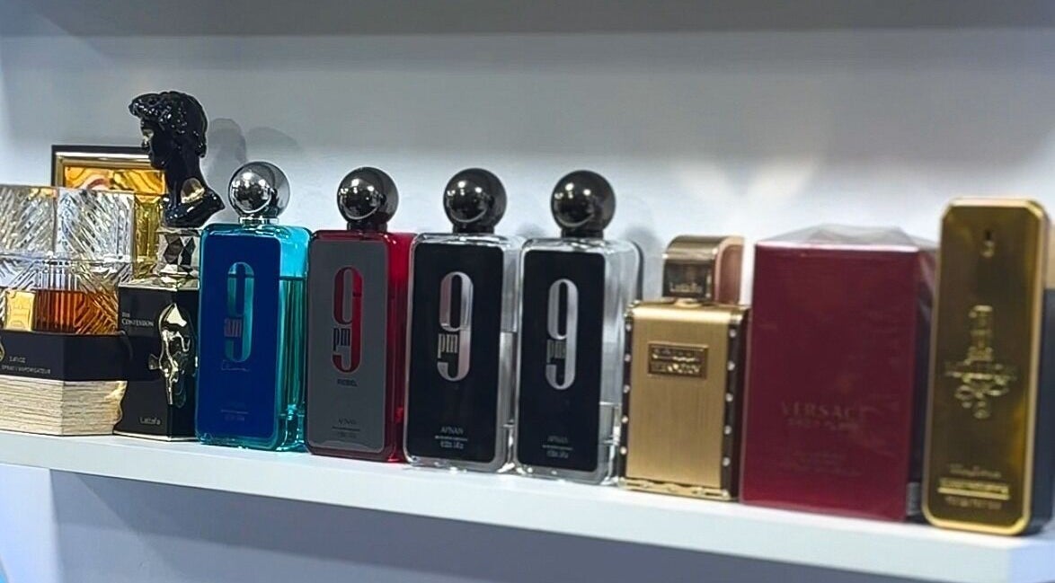 Perfumes de lujo en Top Vision, Lima, Provincia De Lima, PE, mostrando una colección variada en estantería.