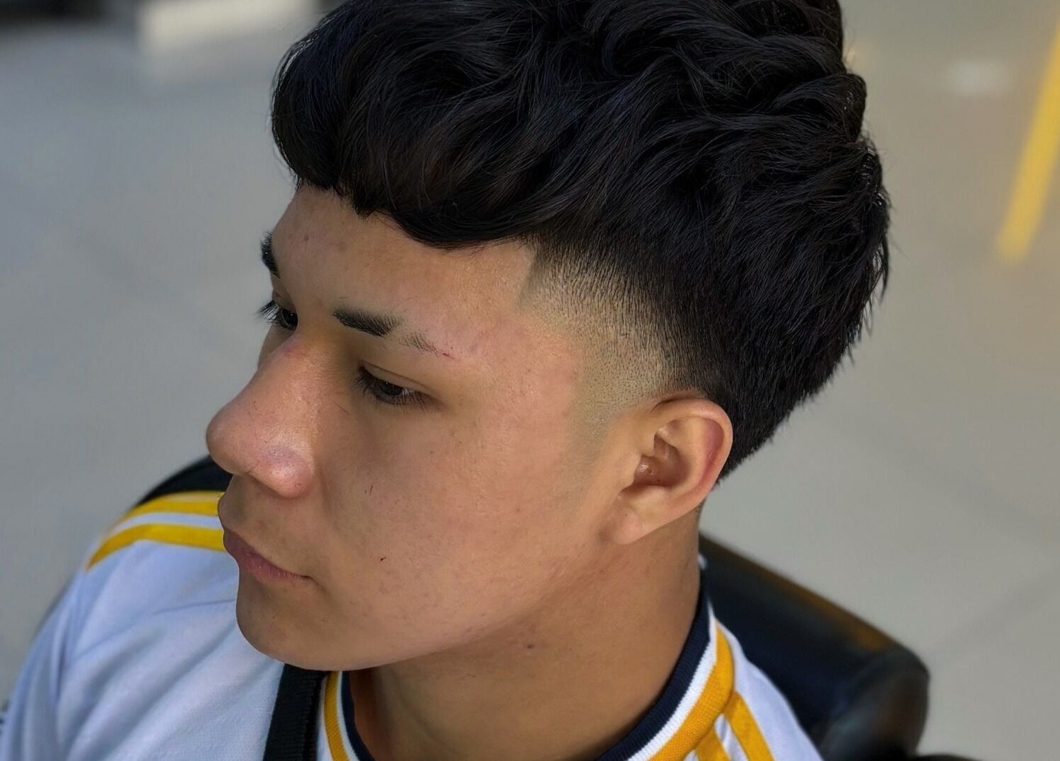 Moderno corte de cabello en Top Vision, Lima, Provincia De Lima, PE, resaltando estilo y precisión.