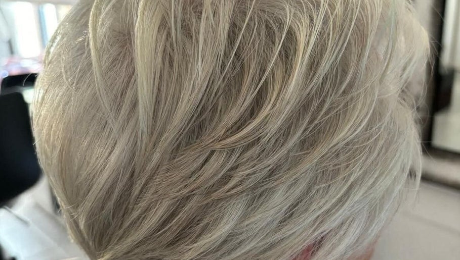Cabelo loiro estilizado no salão Sónia Ferreira em Faro, Faro, PT.