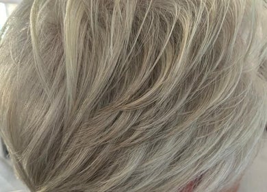Cabelo loiro estilizado no salão Sónia Ferreira em Faro, Faro, PT.