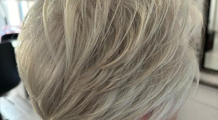 Cabelo loiro estilizado no salão Sónia Ferreira em Faro, Faro, PT.