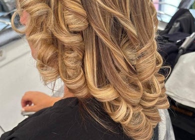 Penteado elegante de mulher em Sónia Ferreira, Faro, Faro, PT, destacando cachos deslumbrantes.