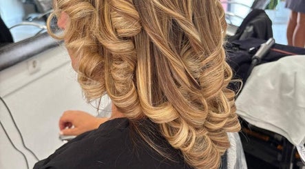 Penteado elegante de mulher em Sónia Ferreira, Faro, Faro, PT, destacando cachos deslumbrantes.