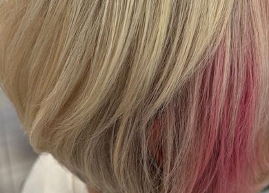 Detalhe de cabelo loiro com mecha rosa na Sónia Ferreira, Faro, Faro, PT.