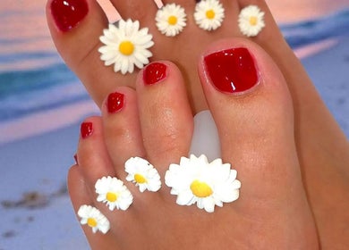 Unhas dos pés decoradas com flores e esmalte vermelho em Sónia Ferreira, Faro, Faro, PT.