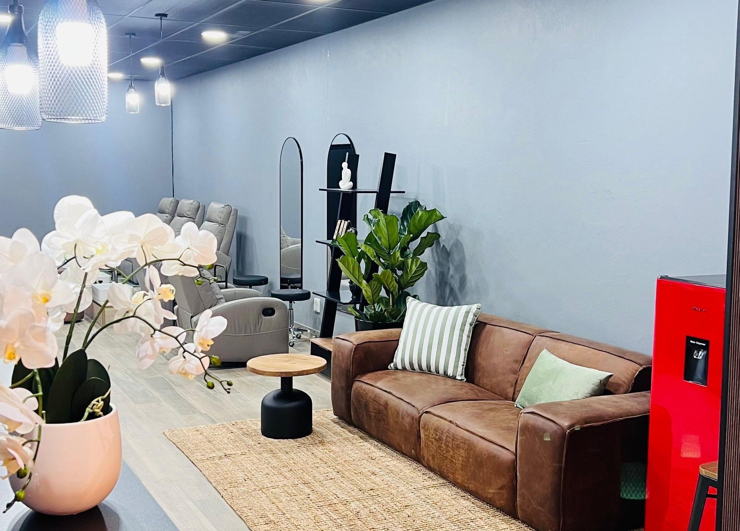 Chic interior of Giggles n Kurls Lynnwood in Pretoria, Gauteng, ZA with modern decor and cozy seating.