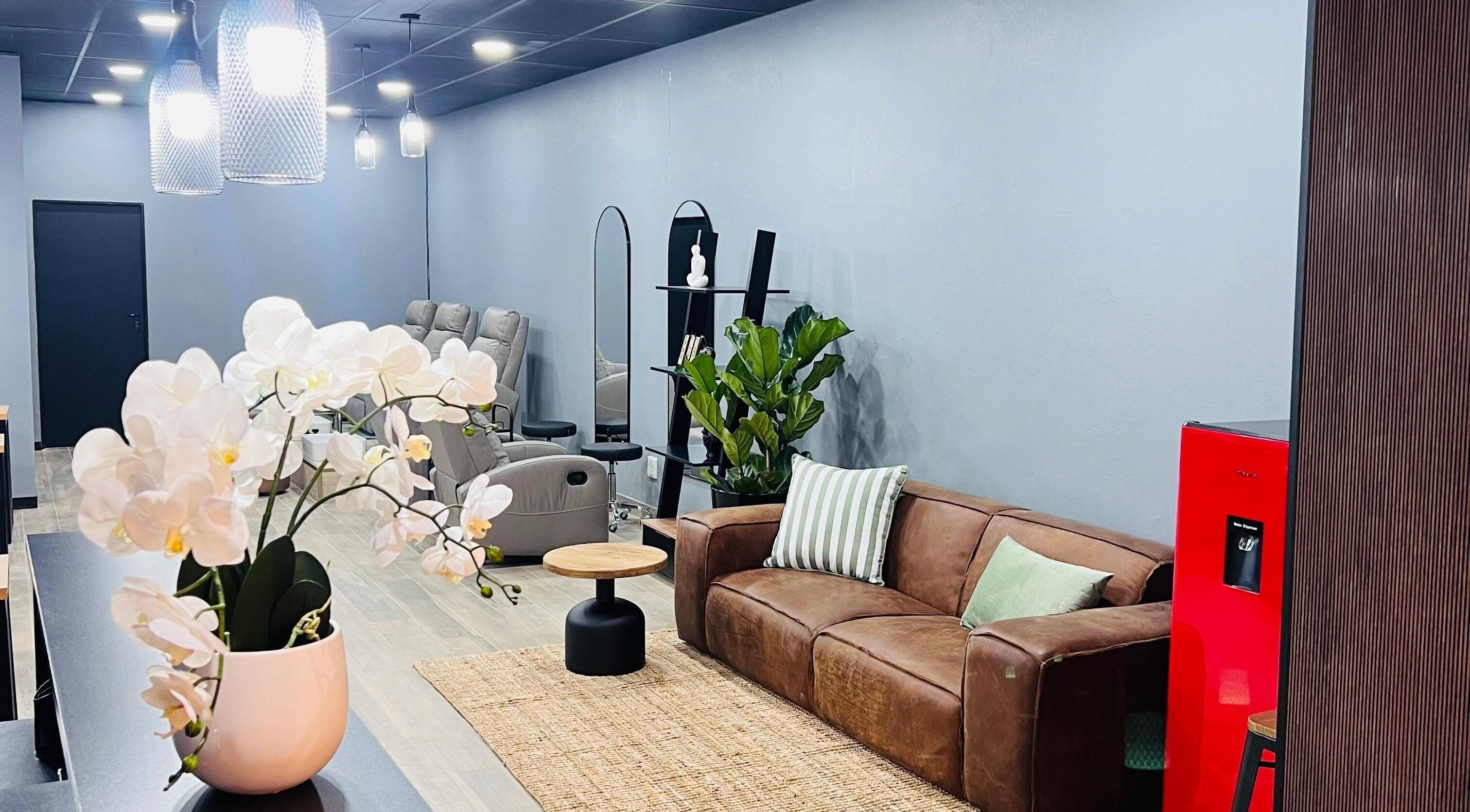 Chic interior of Giggles n Kurls Lynnwood in Pretoria, Gauteng, ZA with modern decor and cozy seating.