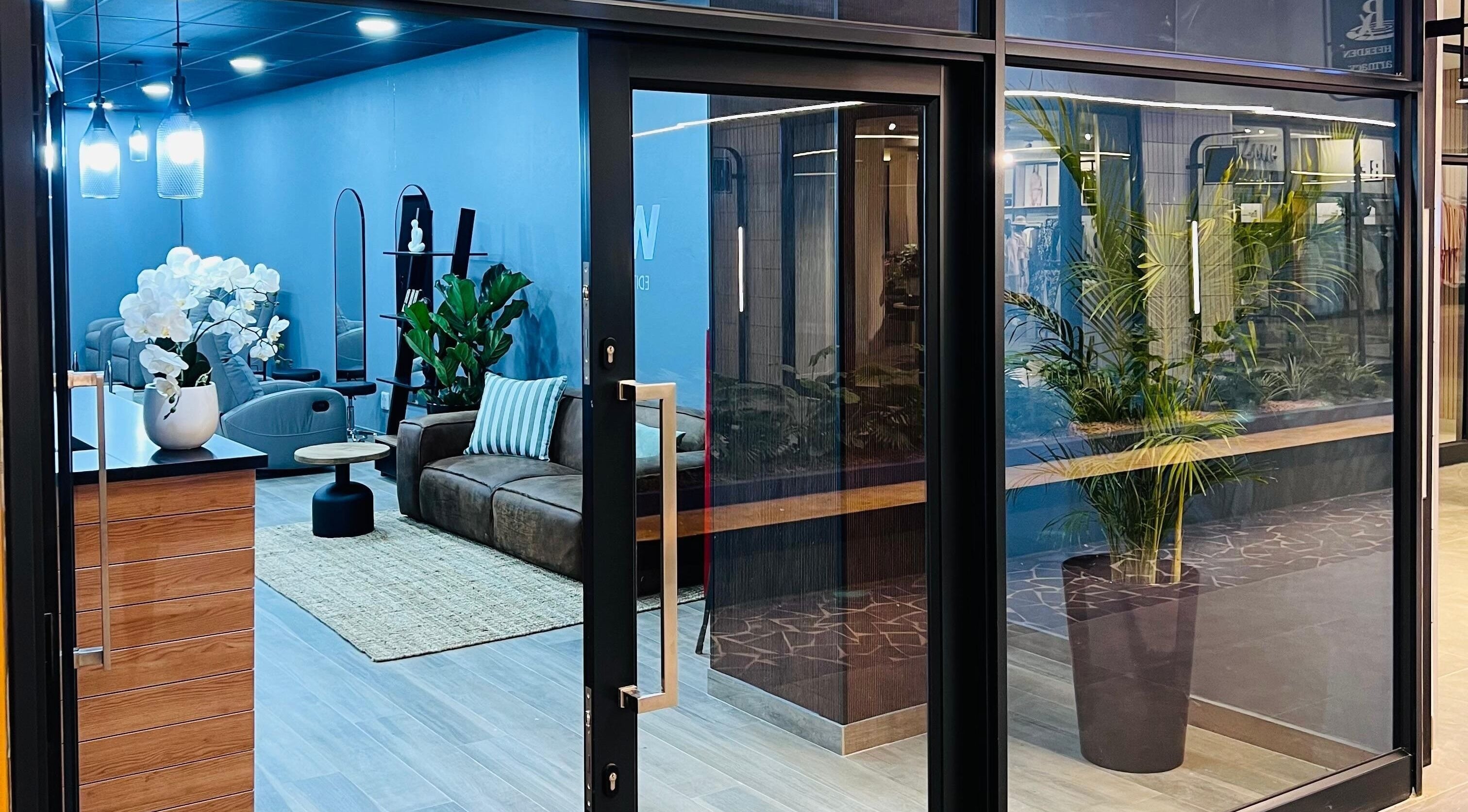 Stylish interior of Giggles n Kurls Lynnwood, Pretoria, Gauteng, ZA with chic decor and comfort seating.