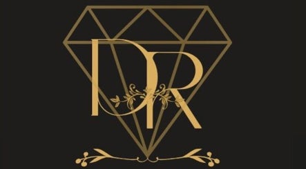 Elegant gold logo of Diaroyal’s Braids at CW, featuring intricate floral designs.