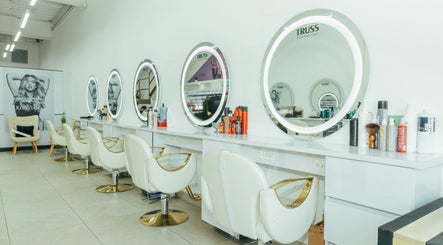 Interior elegante de Prime Salon | Obarrio en Panamá, Provincia De Panamá, PA con espejos circulares y sillas blancas.