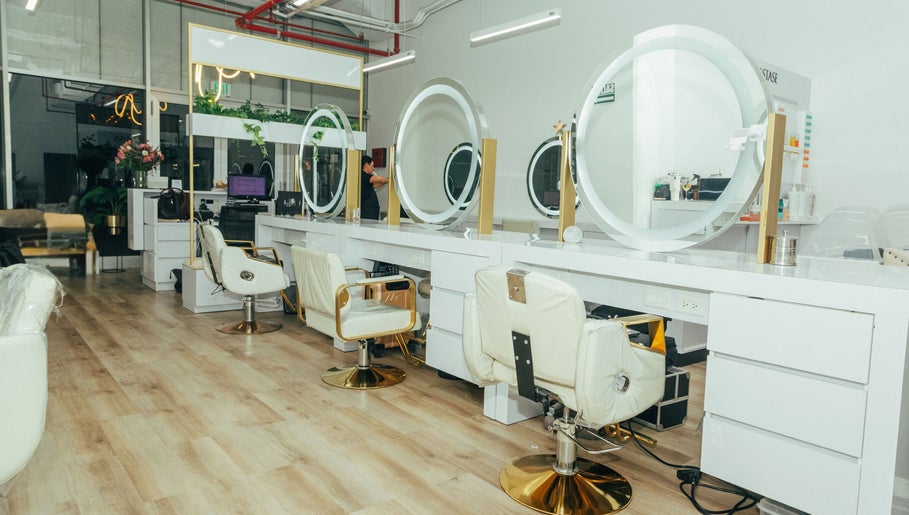 Interior moderno de Prime Salon | Costa del Este, Panamá, Provincia De Panamá, PA con sillas blancas y espejos circulares.