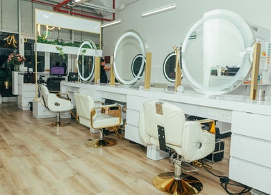 Interior moderno de Prime Salon | Costa del Este, Panamá, Provincia De Panamá, PA con sillas blancas y espejos circulares.