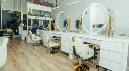 Interior moderno de Prime Salon | Costa del Este, Panamá, Provincia De Panamá, PA con sillas blancas y espejos circulares.