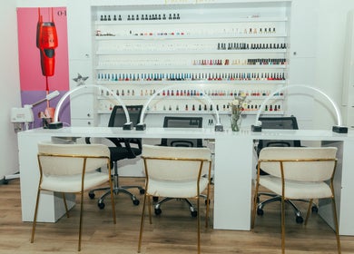 Estaciones de manicura en Prime Salon | Costa del Este, Panamá, Provincia De Panamá, PA, con esmaltes variados.