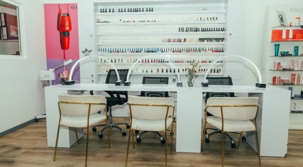 Estaciones de manicura en Prime Salon | Costa del Este, Panamá, Provincia De Panamá, PA, con esmaltes variados.