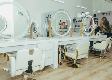 Interior moderno de Prime Salon | Costa del Este, Panamá, Provincia De Panamá, PA, con estaciones elegantes.