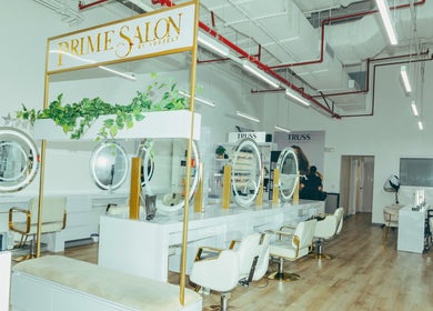 Interior elegante de Prime Salon | Costa del Este en Panamá, Provincia De Panamá, PA con sillas modernas.