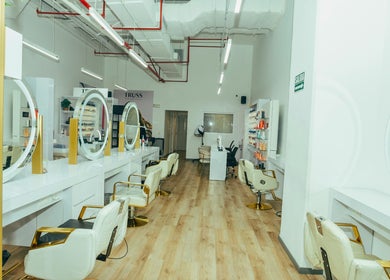 Interior moderno del Prime Salon | Costa del Este en Panamá, Provincia De Panamá, PA con sillas elegantes.