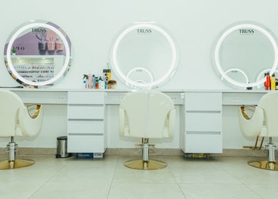 Estaciones de peinado elegantes en Prime Salon | Obarrio, Panamá, Provincia De Panamá, PA, con espejos iluminados.