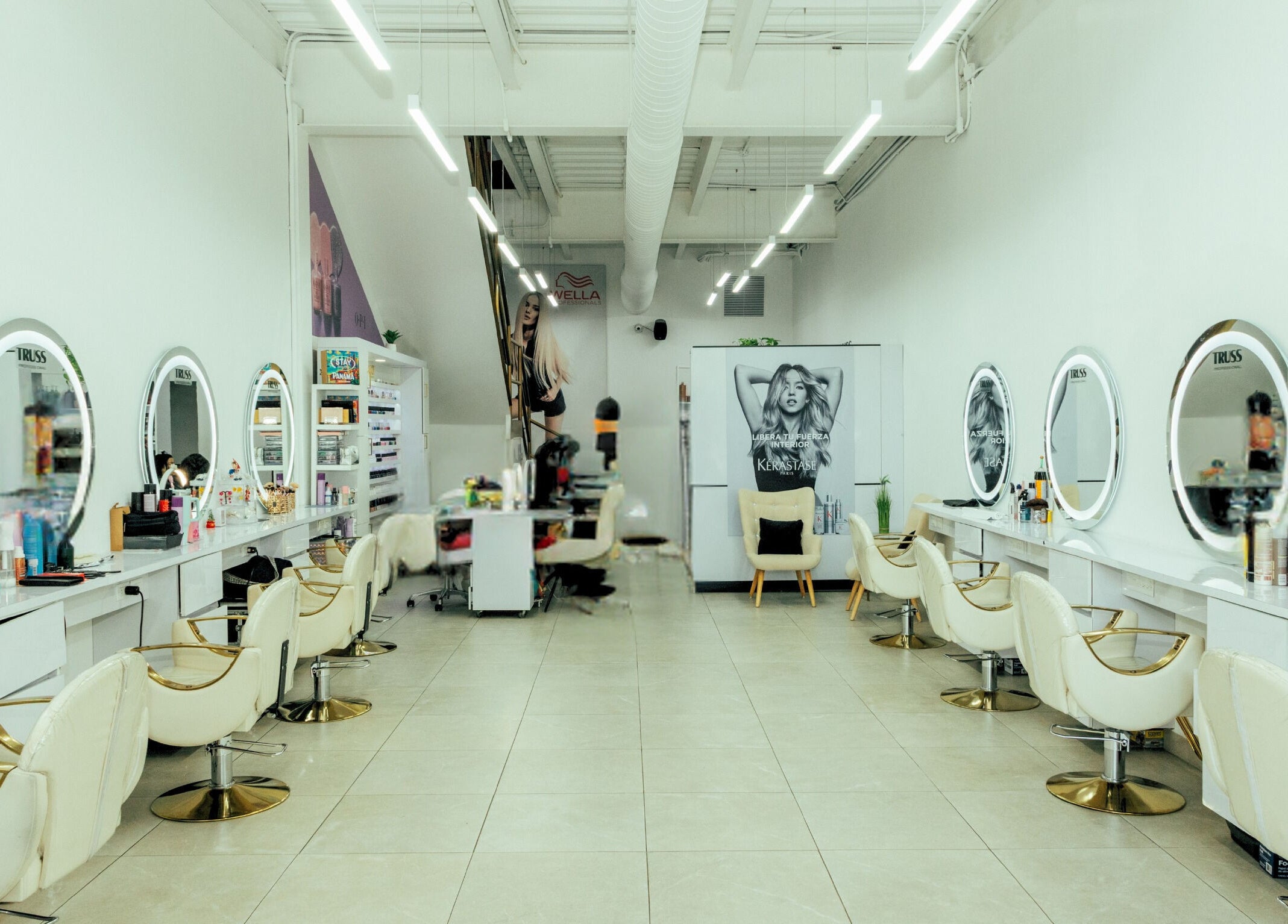 Interior moderno de Prime Salon | Obarrio en Panamá, Provincia De Panamá, PA, con espejos y sillas elegantes.