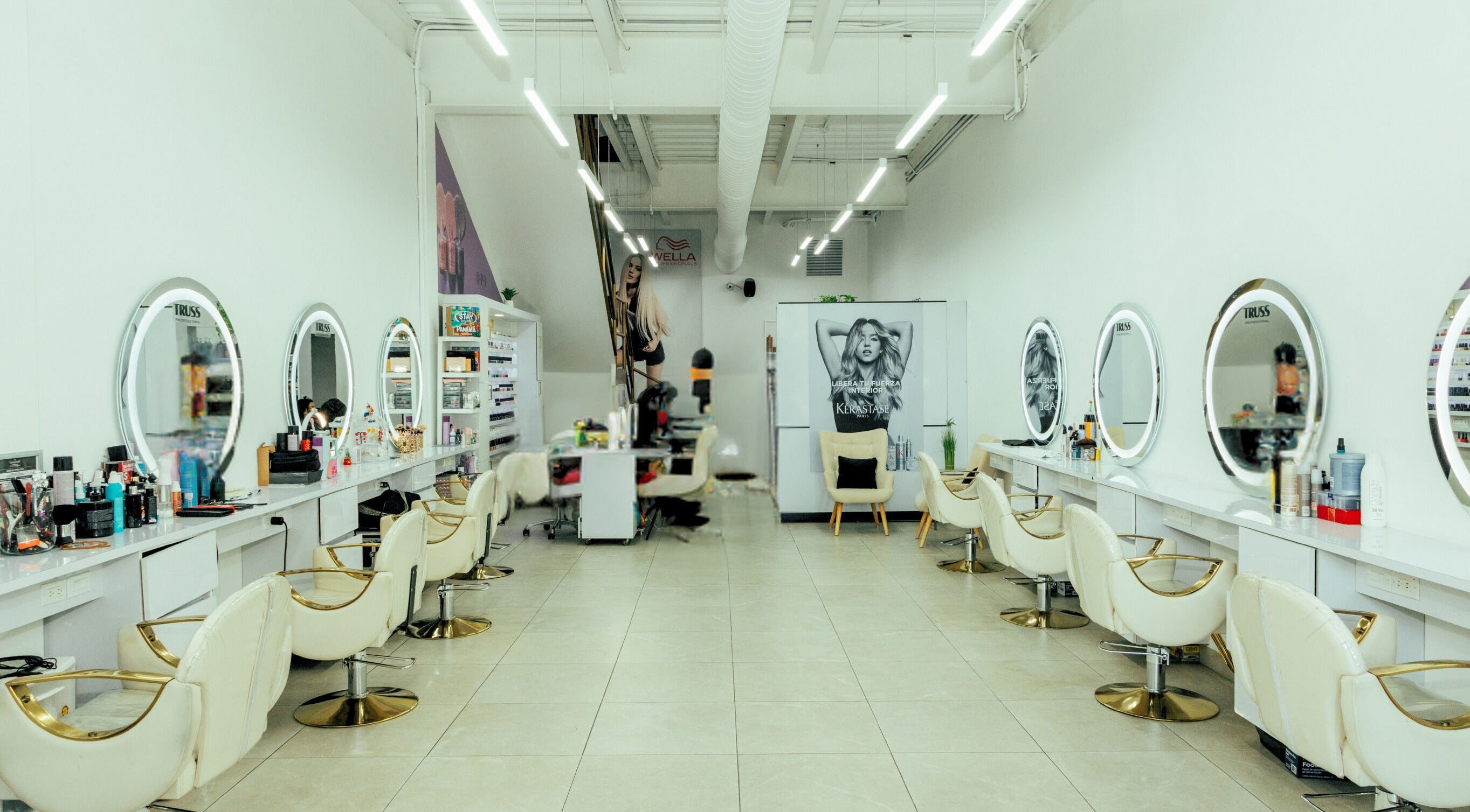 Interior moderno de Prime Salon | Obarrio en Panamá, Provincia De Panamá, PA, con espejos y sillas elegantes.