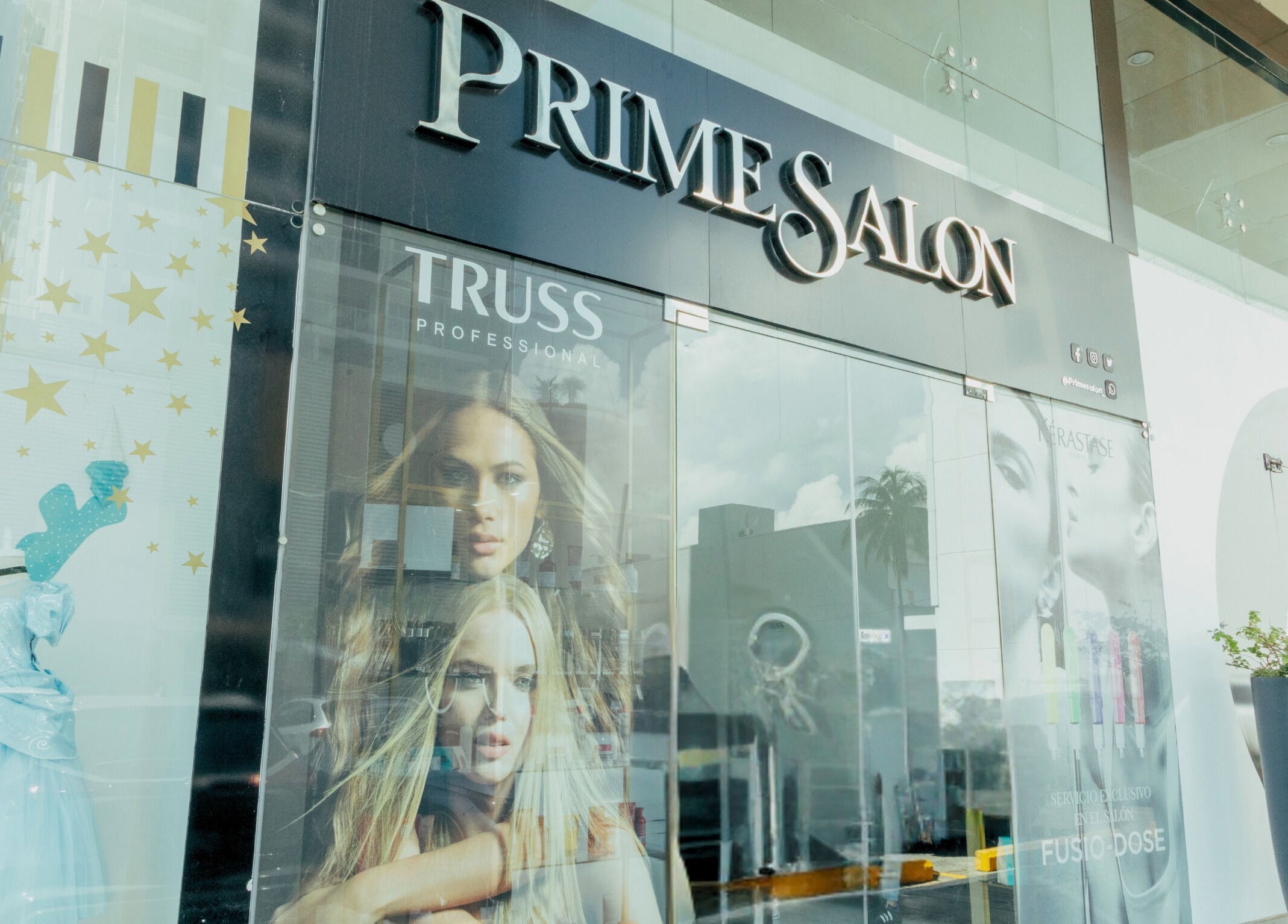 Fachada de Prime Salon | Obarrio en Panamá, Provincia De Panamá, PA con carteles promocionales en el escaparate.
