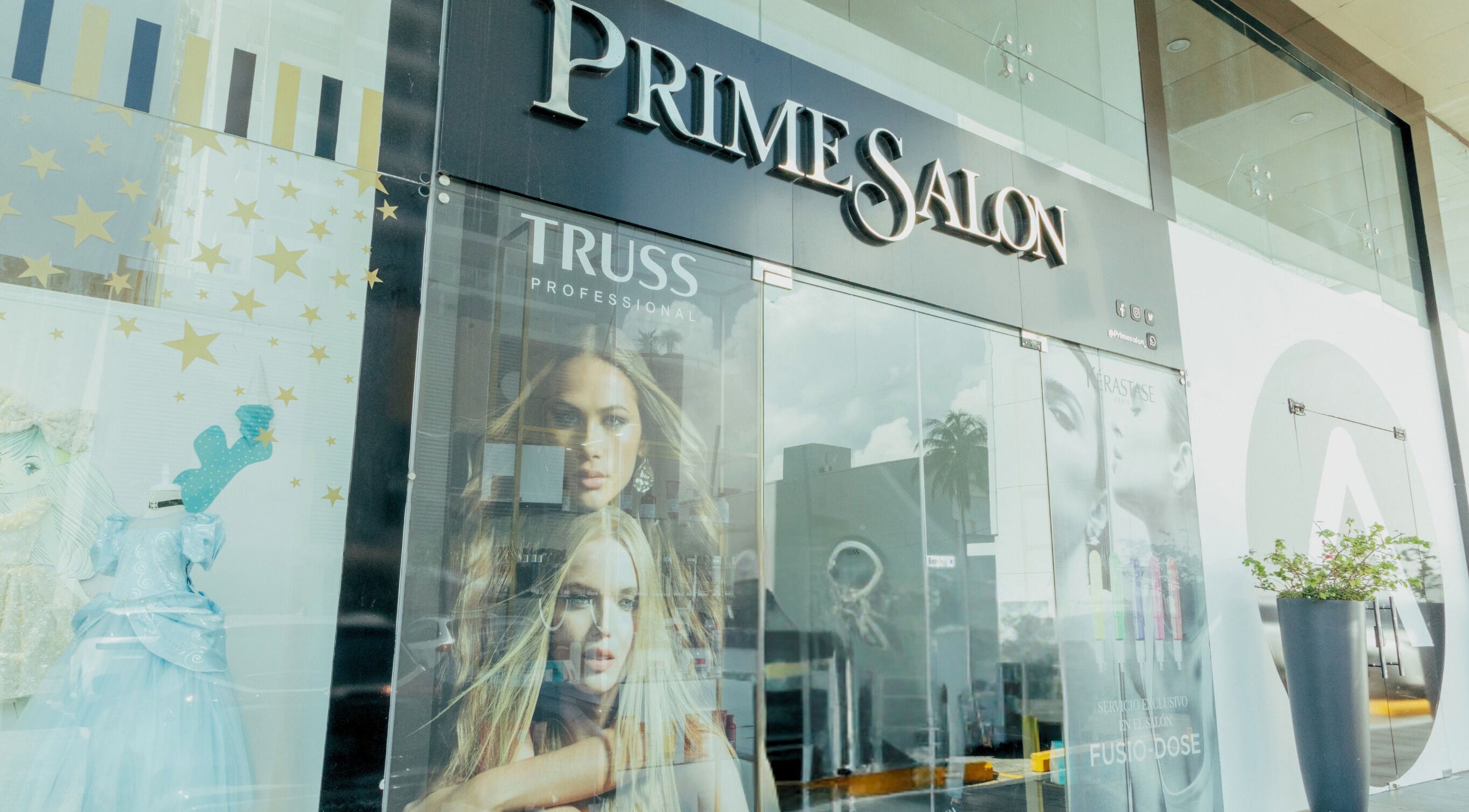 Fachada de Prime Salon | Obarrio en Panamá, Provincia De Panamá, PA con carteles promocionales en el escaparate.