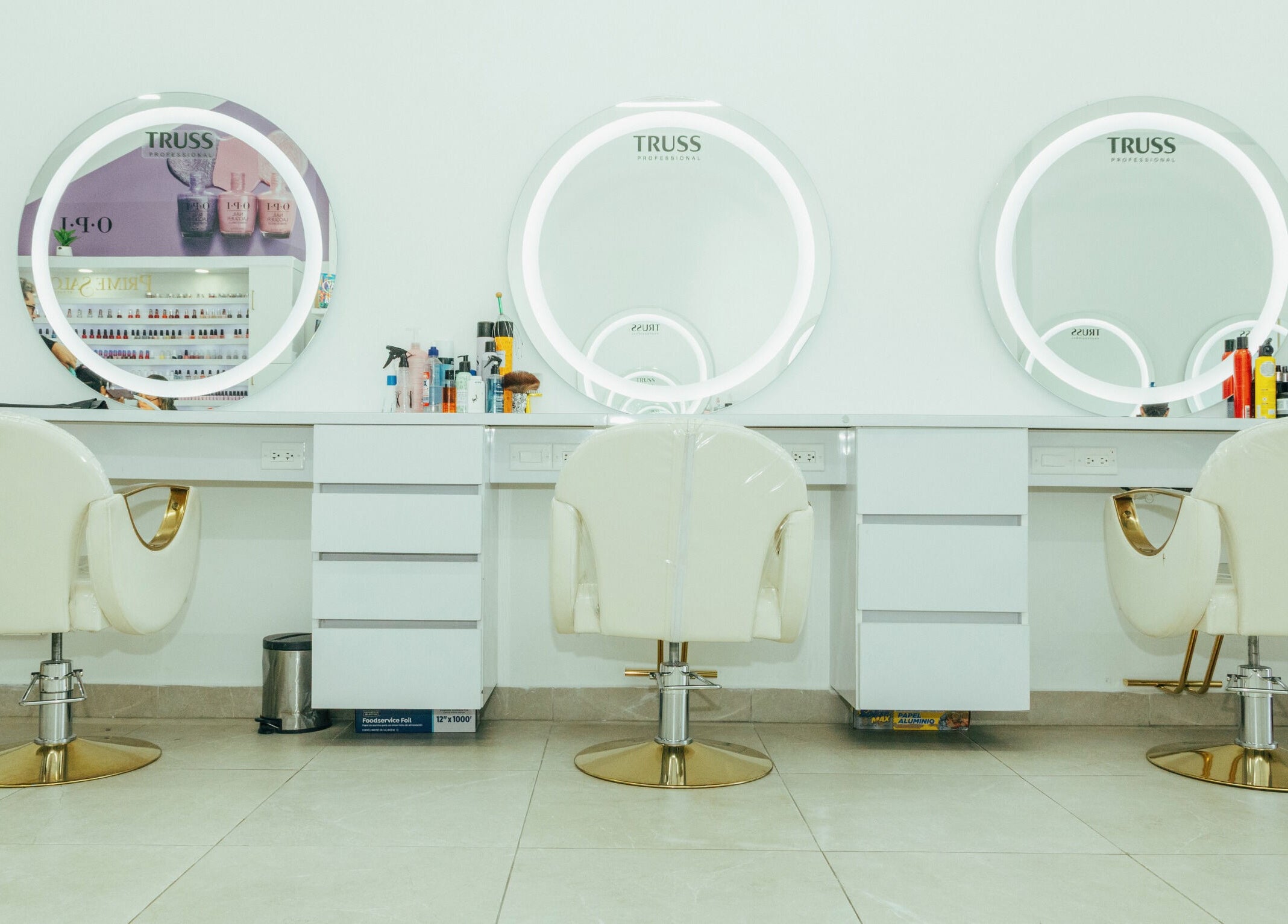 Interior moderno de Prime Salon | Obarrio en Panamá, Provincia De Panamá, PA con espejos iluminados.