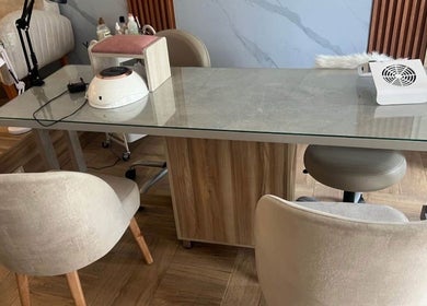 Mesa de manicura en Belleza Integral Avanzada, Cali, Valle Del Cauca, CO con sillas elegantes.