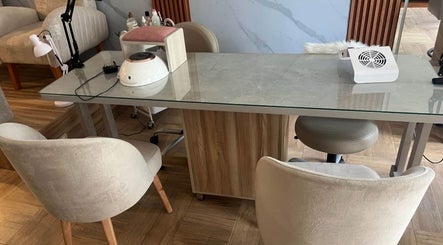 Mesa de manicura en Belleza Integral Avanzada, Cali, Valle Del Cauca, CO con sillas elegantes.