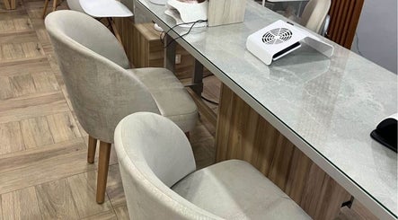 Belleza Integral Avanzada en Cali, Valle Del Cauca, CO, mostrando una elegante estación de manicura.