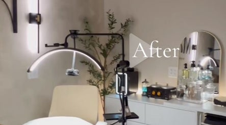 Sala de tratamiento moderna en Belleza integral avanzada, Cali, Valle Del Cauca, CO con iluminación elegante.