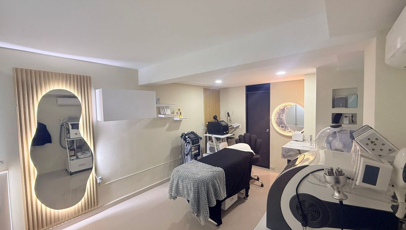 Sala de tratamiento moderna en Belleza Integral Avanzada, Cali, Valle Del Cauca, CO con equipo estético.