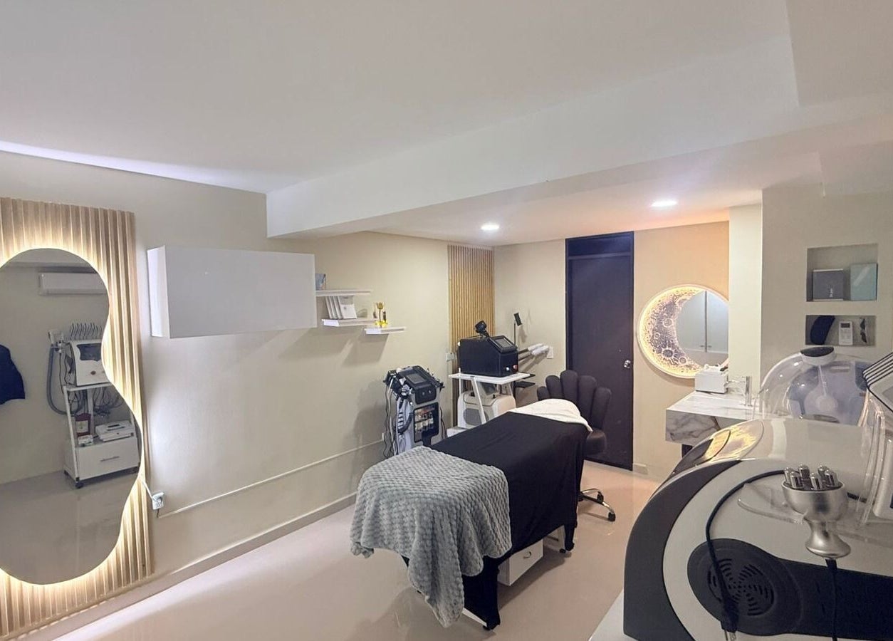 Sala de tratamiento moderna en Belleza Integral Avanzada, Cali, Valle Del Cauca, CO con equipo estético.