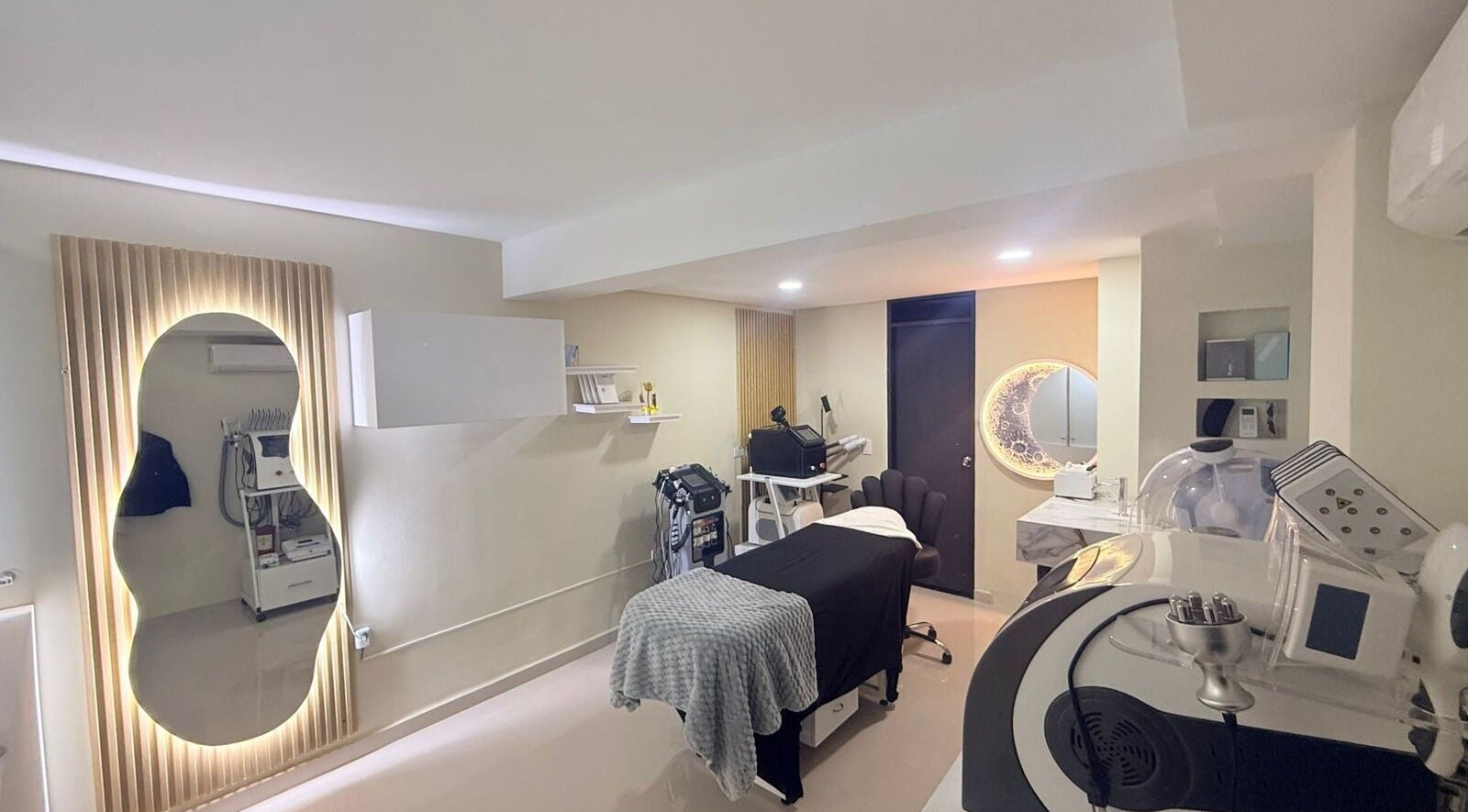 Sala de tratamiento moderna en Belleza Integral Avanzada, Cali, Valle Del Cauca, CO con equipo estético.